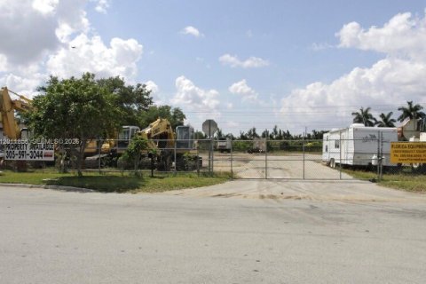 Commercial property in Miami, Florida № 2074873 - photo 5