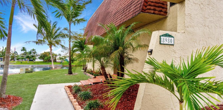 Adosado en Pembroke Pines, Florida 4 dormitorios, 150.13 m2 № 2048792