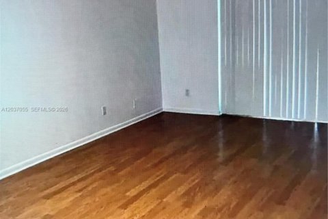 Condominio en alquiler en Hialeah, Florida, 2 dormitorios, 96.43 m2 № 2153888 - foto 2