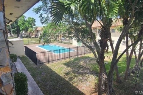 Condominio en venta en Lauderdale Lakes, Florida, 1 dormitorio, 55.56 m2 № 1160005 - foto 1