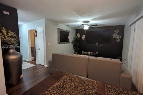 Adosado en venta en Miami Gardens, Florida, 2 dormitorios, 81.1 m2 № 1953785 - foto 4