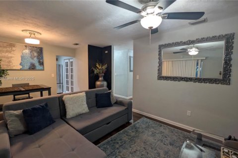 Adosado en venta en Miami Gardens, Florida, 2 dormitorios, 81.1 m2 № 1953785 - foto 1