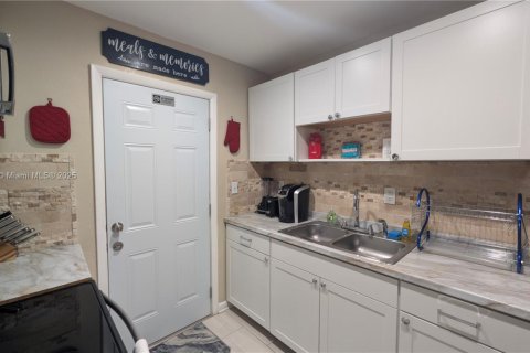 Adosado en venta en Miami Gardens, Florida, 2 dormitorios, 81.1 m2 № 1953785 - foto 19