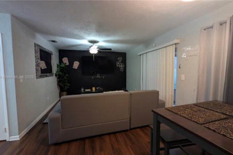 Adosado en venta en Miami Gardens, Florida, 2 dormitorios, 81.1 m2 № 1953785 - foto 3