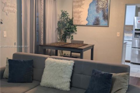 Adosado en venta en Miami Gardens, Florida, 2 dormitorios, 81.1 m2 № 1953785 - foto 11