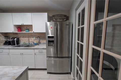 Adosado en venta en Miami Gardens, Florida, 2 dormitorios, 81.1 m2 № 1953785 - foto 15