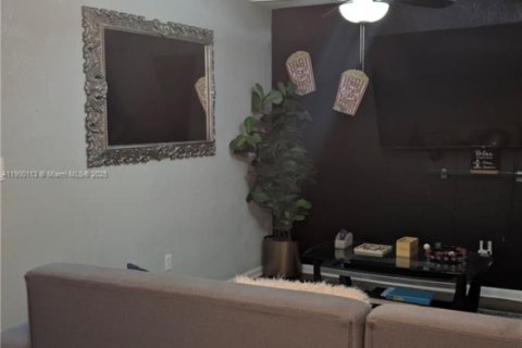 Adosado en venta en Miami Gardens, Florida, 2 dormitorios, 81.1 m2 № 1953785 - foto 8