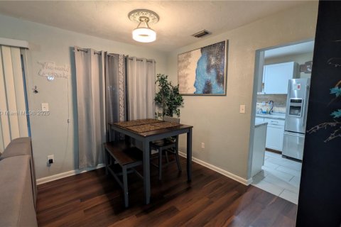 Adosado en venta en Miami Gardens, Florida, 2 dormitorios, 81.1 m2 № 1953785 - foto 14