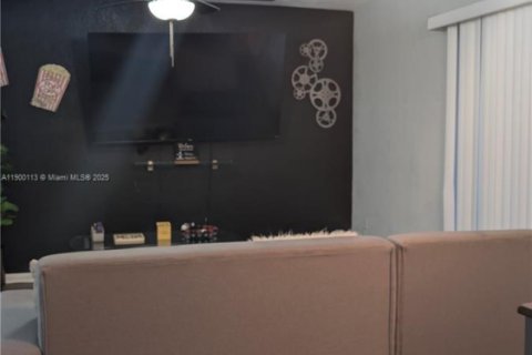 Adosado en venta en Miami Gardens, Florida, 2 dormitorios, 81.1 m2 № 1953785 - foto 9