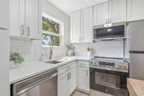 Villa ou maison à vendre à Tampa, Floride: 3 chambres, 93.37 m2 № 2396816 - photo 13