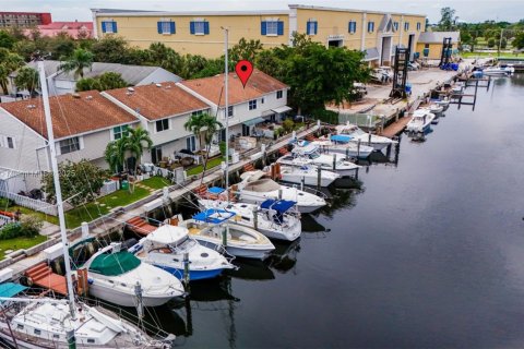 Купить таунхаус в Помпано-Бич, Флорида 2 спальни, 93.65м2, № 1955141 - фото 1