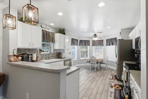 House in Polk City, Florida 4 bedrooms, 211.63 sq.m. № 2119377 - photo 9