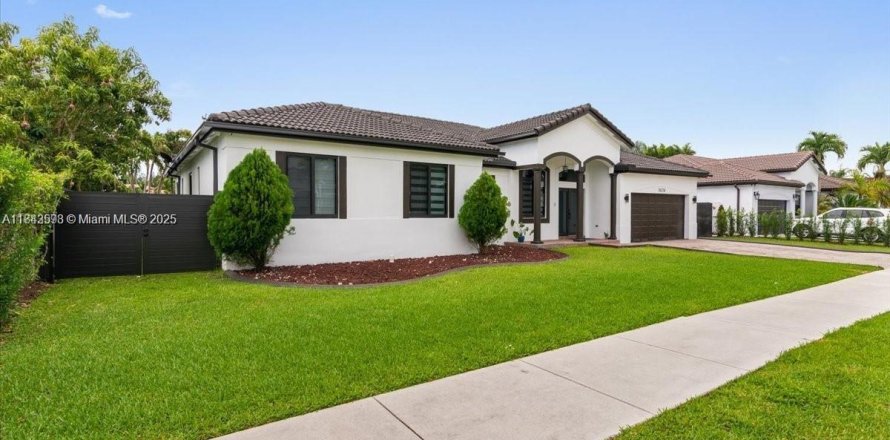 House in Miami, Florida 5 bedrooms, 243.78 sq.m. № 1836564