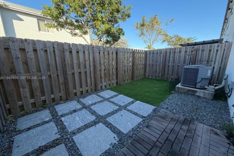 Townhouse in Miami, Florida 3 bedrooms, 137.96 sq.m. № 2003754 - photo 9