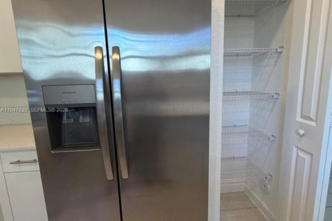 Townhouse in Miami, Florida 3 bedrooms, 137.96 sq.m. № 2003754 - photo 5