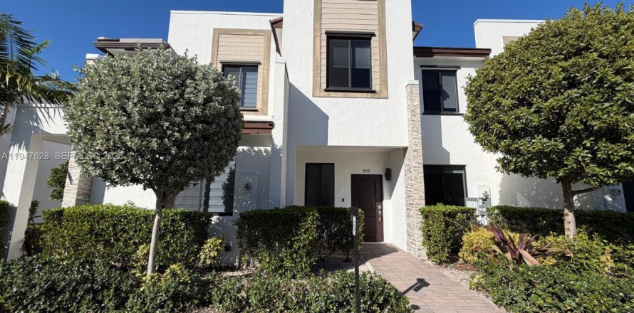 Townhouse in Miami, Florida 3 bedrooms, 137.96 sq.m. № 2003754