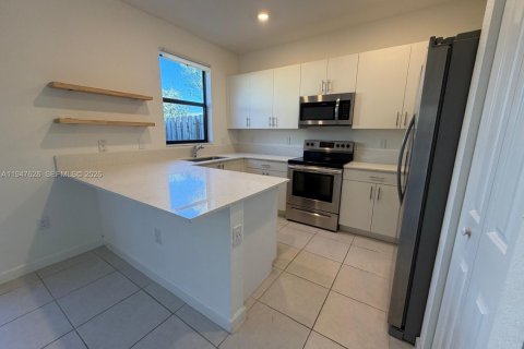 Townhouse in Miami, Florida 3 bedrooms, 137.96 sq.m. № 2003754 - photo 4