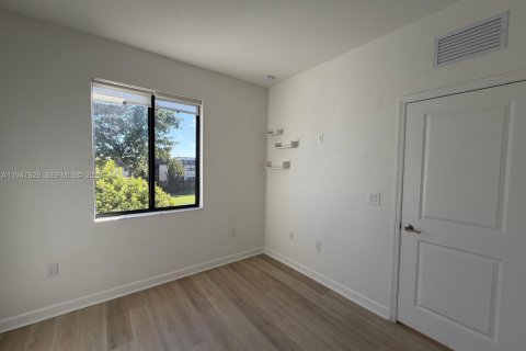 Townhouse in Miami, Florida 3 bedrooms, 137.96 sq.m. № 2003754 - photo 22