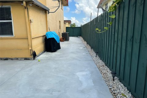 House in North Lauderdale, Florida 3 bedrooms, 137.22 sq.m. № 1224801 - photo 1