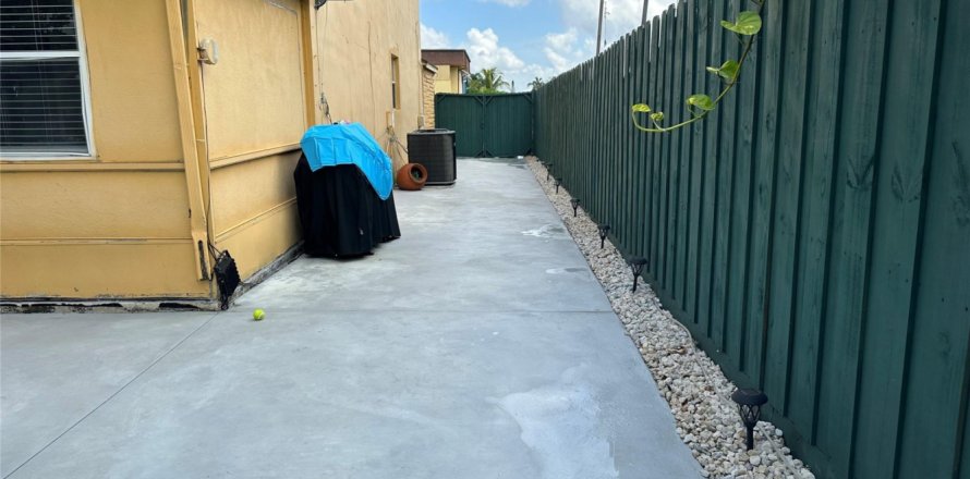 House in North Lauderdale, Florida 3 bedrooms, 137.22 sq.m. № 1224801