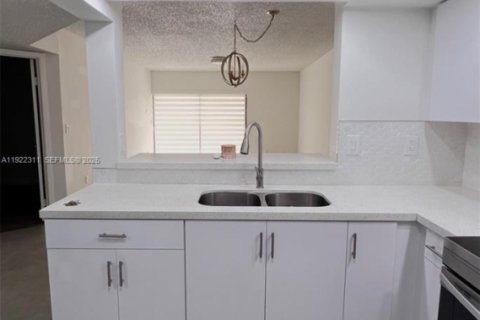 Copropriété à louer à Miami, Floride: 2 chambres, 85.56 m2 № 1976682 - photo 9