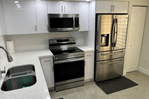 Copropriété à louer à Miami, Floride: 2 chambres, 85.56 m2 № 1976682 - photo 7