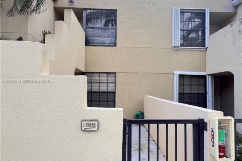 Copropriété à louer à Miami, Floride: 2 chambres, 85.56 m2 № 1976682 - photo 1