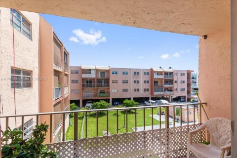 Condo in Hialeah, Florida, 2 bedrooms  № 1882146 - photo 10