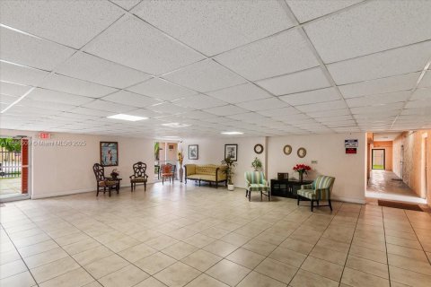 Condo in Hialeah, Florida, 2 bedrooms  № 1882146 - photo 22