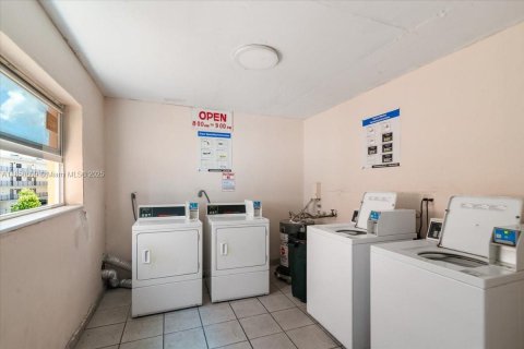 Condo in Hialeah, Florida, 2 bedrooms  № 1882146 - photo 16