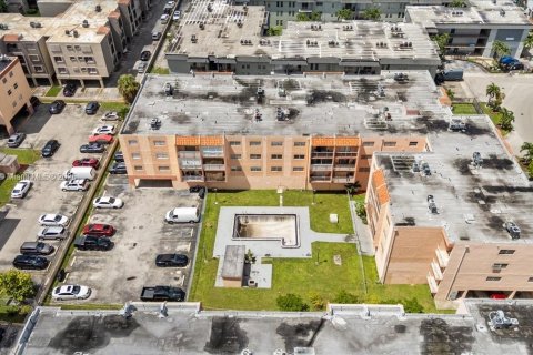 Condo in Hialeah, Florida, 2 bedrooms  № 1882146 - photo 19