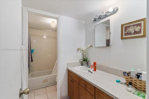 Condo in Hialeah, Florida, 2 bedrooms  № 1882146 - photo 11