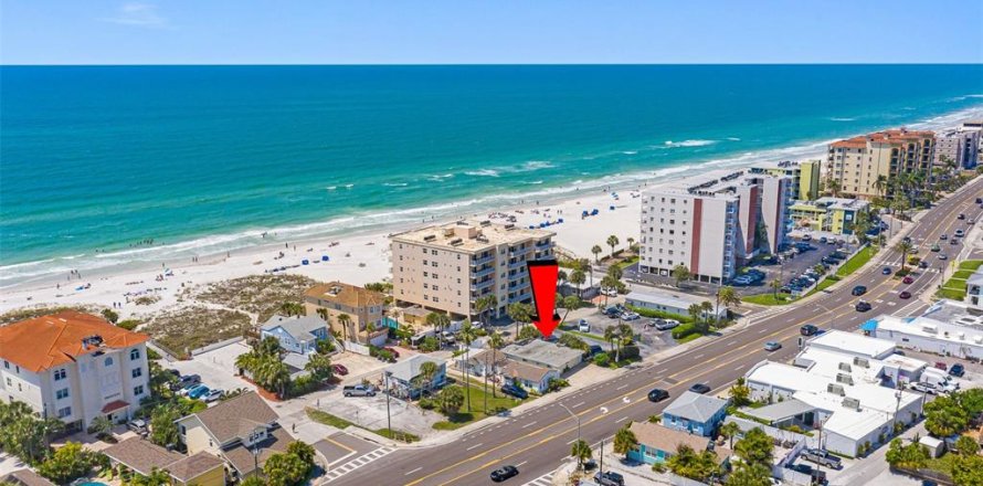 House in Madeira Beach, Florida 3 bedrooms, 121.14 sq.m. № 1900397