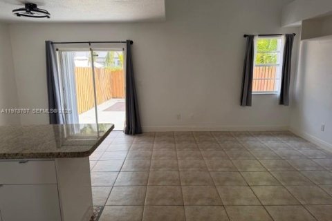 Touwnhouse à louer à Cutler Bay, Floride: 2 chambres, 106.28 m2 № 2033665 - photo 5