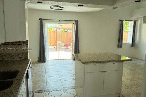 Touwnhouse à louer à Cutler Bay, Floride: 2 chambres, 106.28 m2 № 2033665 - photo 7