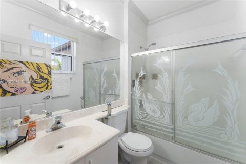 House in Miramar, Florida 6 bedrooms, 411.74 sq.m. № 1963516 - photo 24