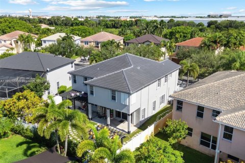 House in Miramar, Florida 6 bedrooms, 411.74 sq.m. № 1963516 - photo 10