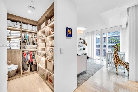 Condominio en venta en Surfside, Florida, 5 dormitorios, 532.24 m2 № 2066540 - foto 29