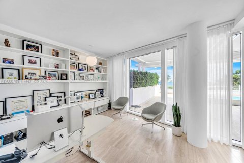 Condominio en venta en Surfside, Florida, 5 dormitorios, 532.24 m2 № 2066540 - foto 17