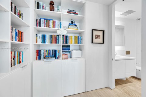 Condominio en venta en Surfside, Florida, 5 dormitorios, 532.24 m2 № 2066540 - foto 18