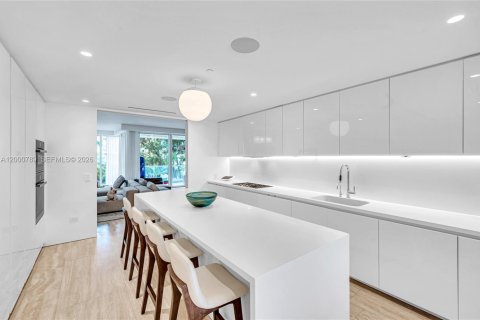 Condominio en venta en Surfside, Florida, 5 dormitorios, 532.24 m2 № 2066540 - foto 16