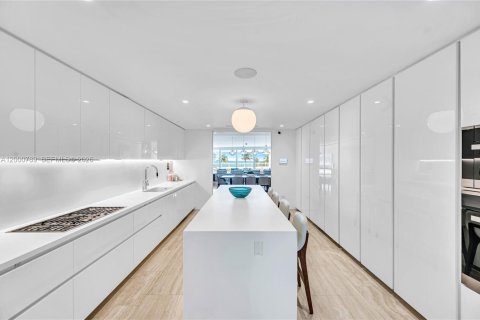 Condominio en venta en Surfside, Florida, 5 dormitorios, 532.24 m2 № 2066540 - foto 13