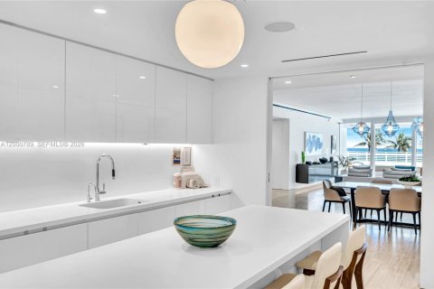 Condominio en venta en Surfside, Florida, 5 dormitorios, 532.24 m2 № 2066540 - foto 15