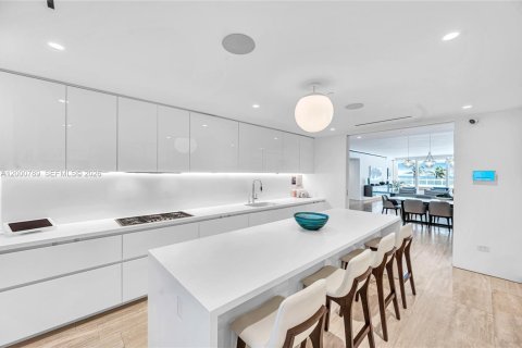 Condominio en venta en Surfside, Florida, 5 dormitorios, 532.24 m2 № 2066540 - foto 14