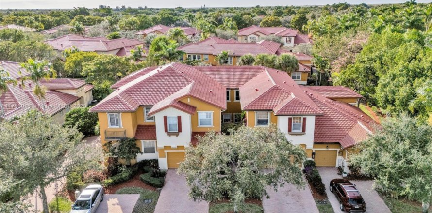 Townhouse in Coral Springs, Florida 3 bedrooms, 210.42 sq.m. № 1707456