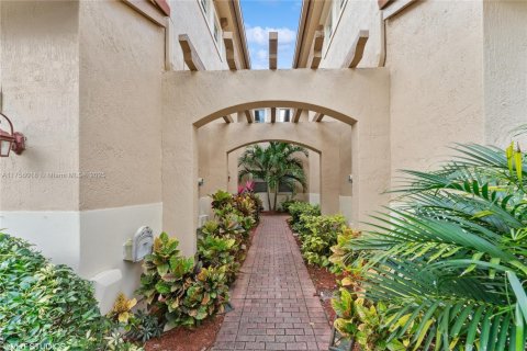 Townhouse in Coral Springs, Florida 3 bedrooms, 210.42 sq.m. № 1707456 - photo 2