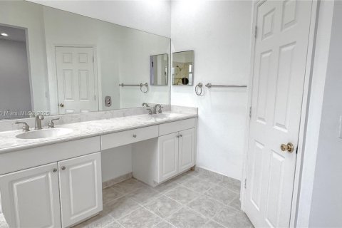 Townhouse in Coral Springs, Florida 3 bedrooms, 210.42 sq.m. № 1707456 - photo 14