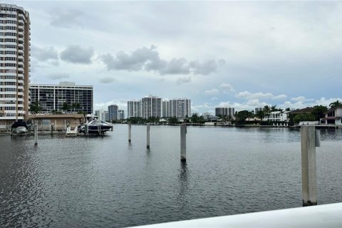 Condo in Hallandale Beach, Florida, 2 bedrooms  № 1922465 - photo 26