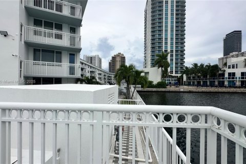 Condo in Hallandale Beach, Florida, 2 bedrooms  № 1922465 - photo 28
