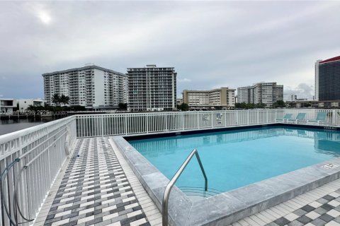 Condo in Hallandale Beach, Florida, 2 bedrooms  № 1922465 - photo 29
